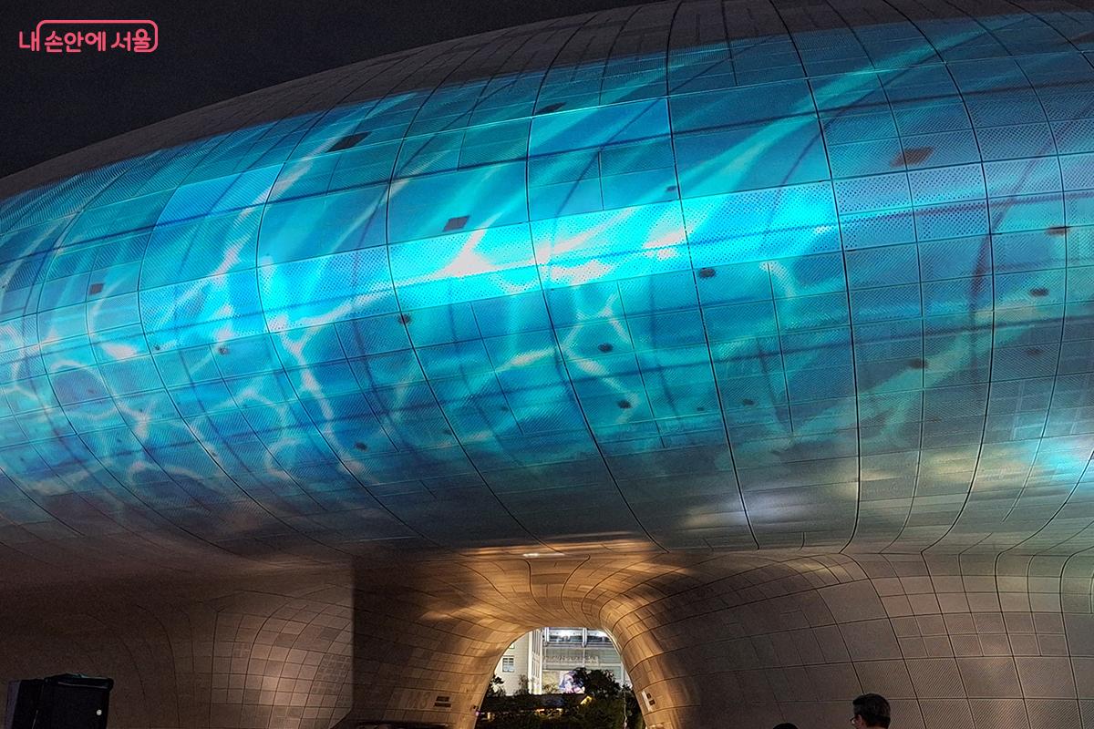 DDP 미래로 벽면에 그려진 프로젝션 매핑 ‘Into The Waves of Light’ ©이혜숙