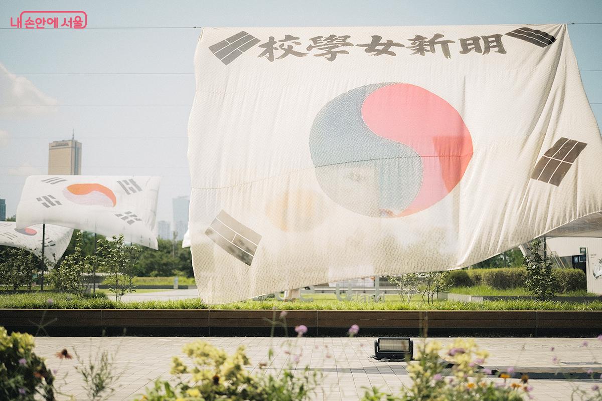 노들섬 노들스퀘어에는 최초의 태극기부터 현재의 태극기까지 한반도 형상으로 배치되었다. ©김아름