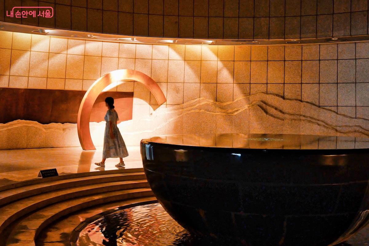 호국추모실은 생명의 원천인 물과 에너지 자체인 태양빛이 한반도를 의미하는 반구형의 조형물 위에 결합해 새 생명을 잉태하는 순간을 표현했다. &copy;김혜민