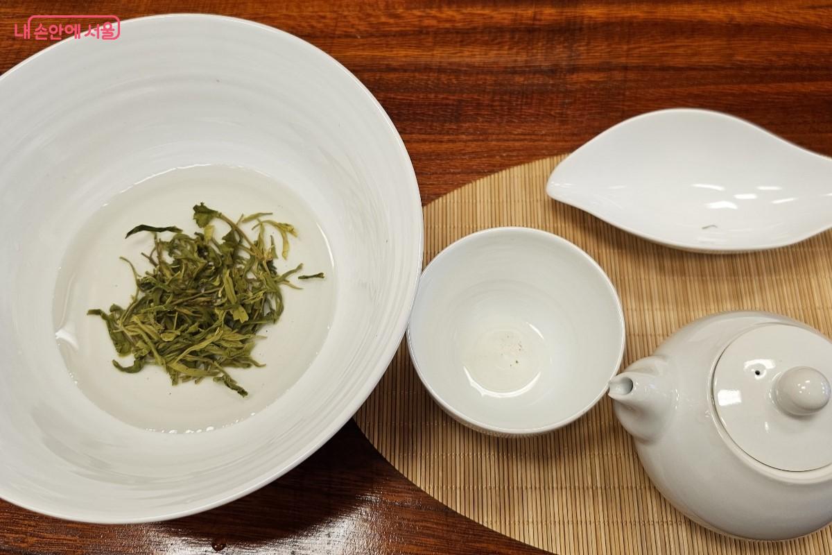 다관을 씻어 낸 후 퇴수기의 냉후로 찻자리를 마무리했다. ©최정윤