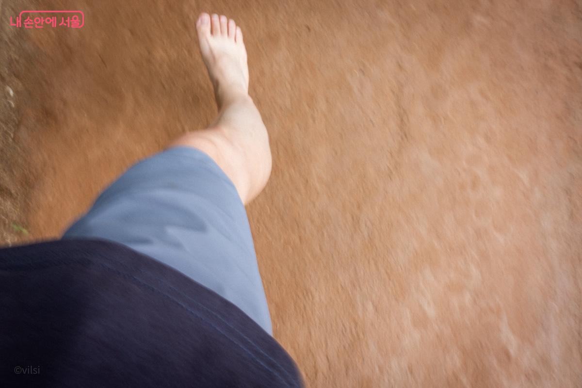 맨발로 걸어보는 건강황톳길에서 느긋하게 걸어보기 &copy;이진형