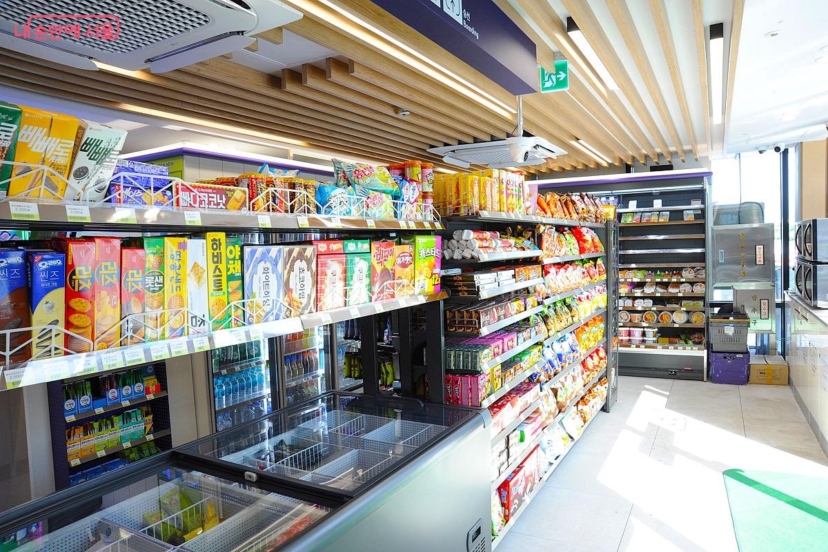 모든 선착장 1층에는 편의점(CU)이 영업 중이다. ©조수봉