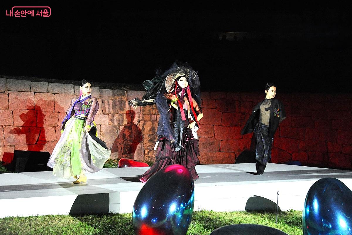 이번 패션쇼는 미디어아트와의 융합 패션쇼로 진행됐다. ©조수봉