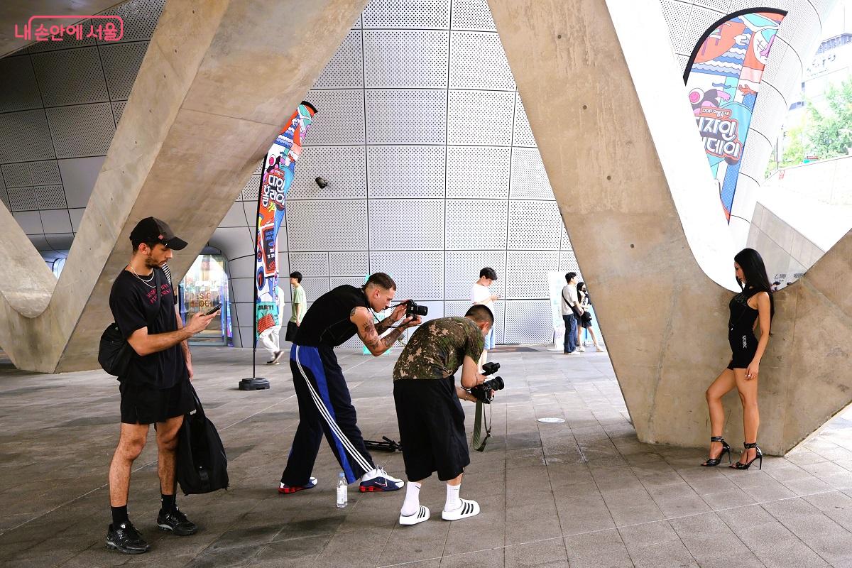 어울림 광장 거대한 교각 아래에선 호주에서 찾아왔다는 패션화보팀 촬영이 한창이다. ©이봉덕