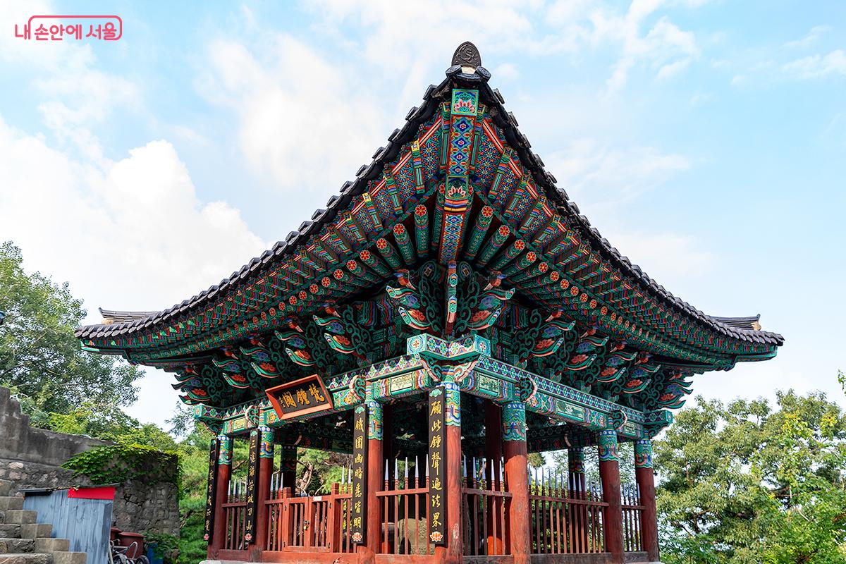 전통적인 누각 형태의 건물, 용각정(龍閣亭) ©문청야