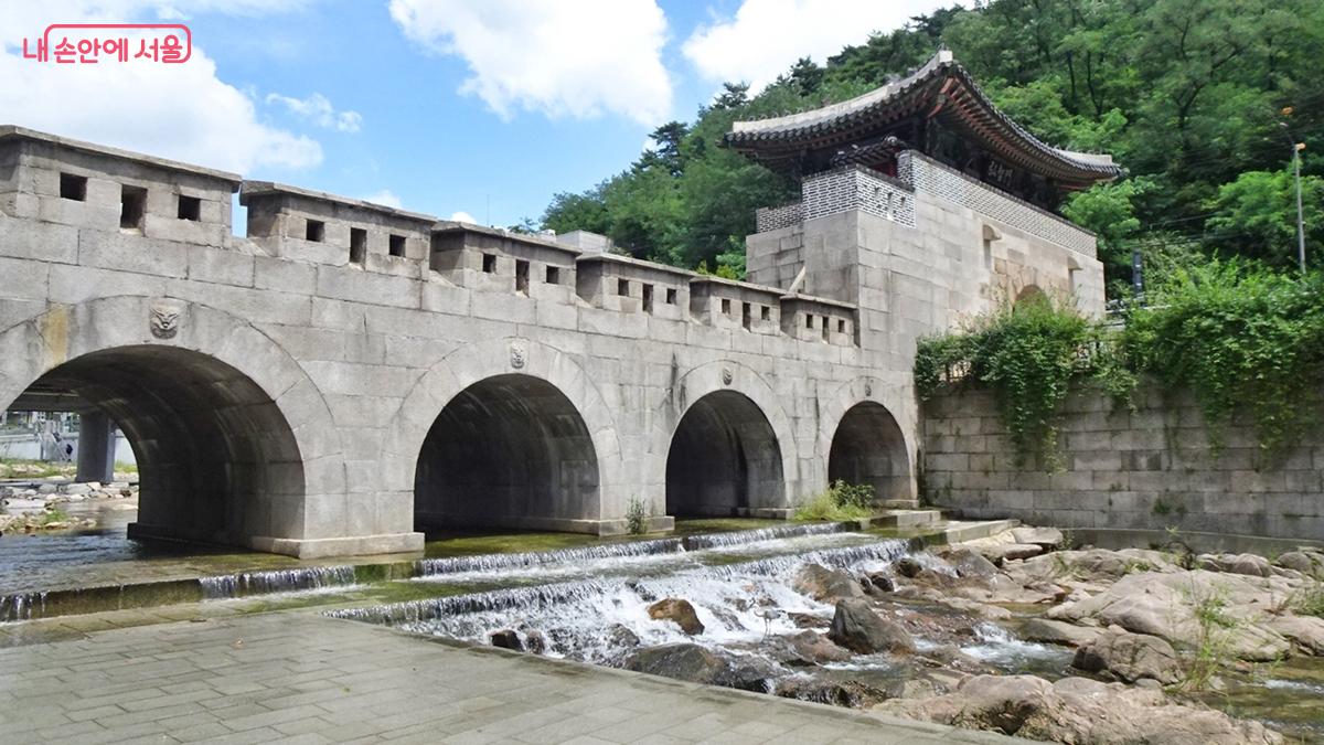 '홍제락길'에서 만나는 홍지문과 오간대수문 ©김종성