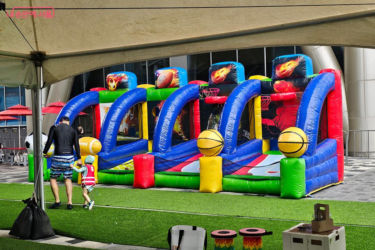 '스포츠존 챌린지' 존에서는 농구공과 럭비공 등 다양한 공을 그물에 넣는 체험을 할 수 있다. ©이혜숙