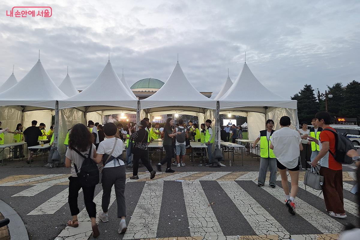 국회의사당 잔디마당에 들어서기 전, 안전을 위해 소지품 검사도 진행됐다. ©정향선