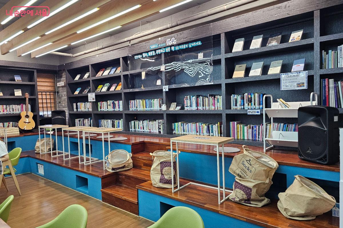 편하게 책도 읽을 수 있다. ©홍혜수