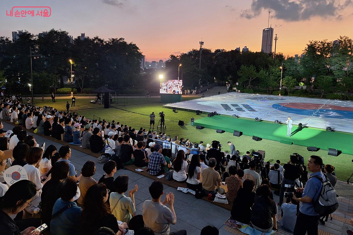개막식 행사는 잔디마당 대형 태극기를 배경으로 한국사 강사 큰별쌤 최태성 선생님이 진행했다. ©이혜숙