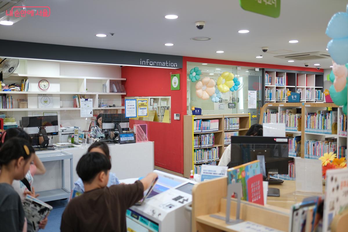 방학을 맞아 도서관을 찾은 어린이들이 직접 책을 대여하고 있다. ©박우영