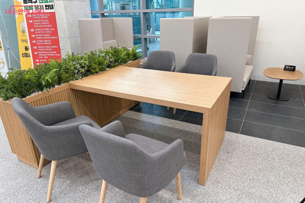 1층 커뮤니티 카페에는 다양한 테이블과 의자가 마련되어 있다. ©김재형