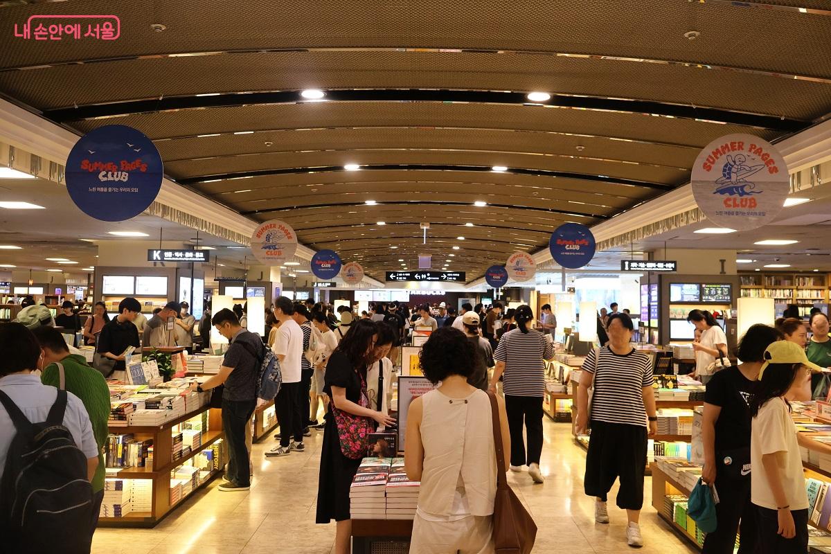 서점에는 책을 찾는 사람들로 붐비고 있다. &copy;이봉덕 