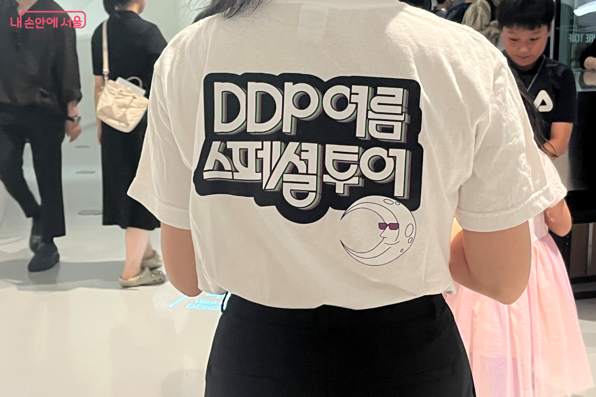 DDP 여름 스페셜 투어는 안전을 위해 가이드가 3명 이상 함께 다닌다. ©김연희 