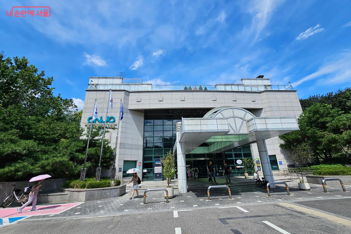 지하철 고덕역에서 10분 거리에 위치한 강동구 온조대왕문화체육관 &copy;정향선 