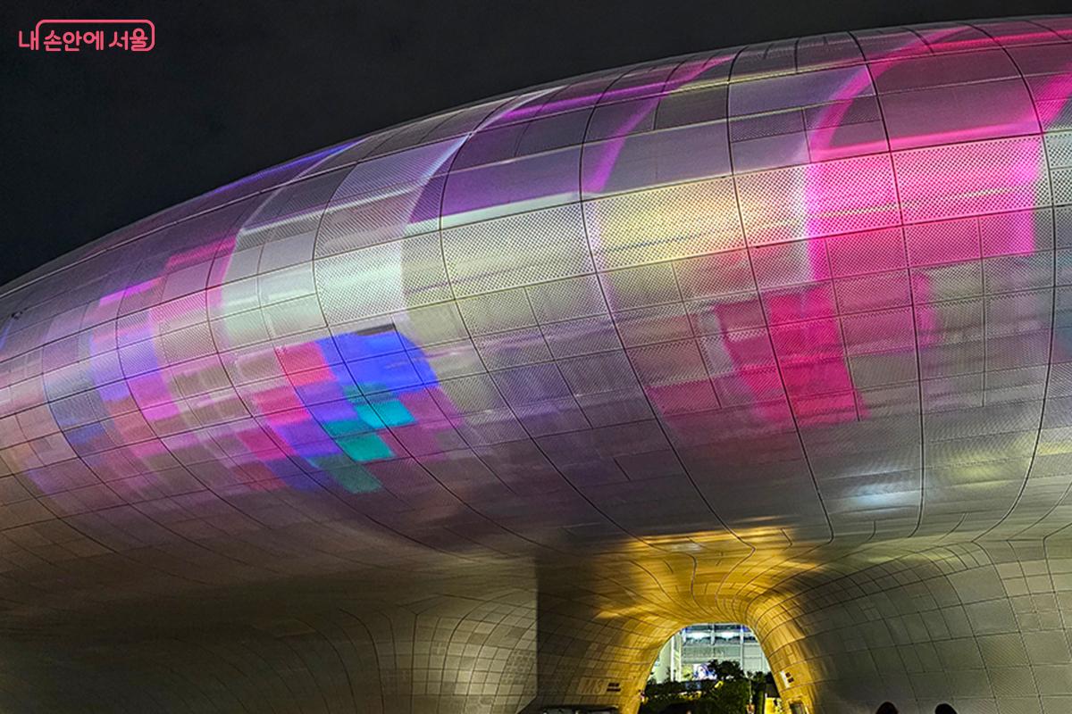 DDP 외벽이 하나의 거대한 캔버스가 되어 빛으로 물드는 모습은 숨을 멎게 할 만큼 아름다웠다.