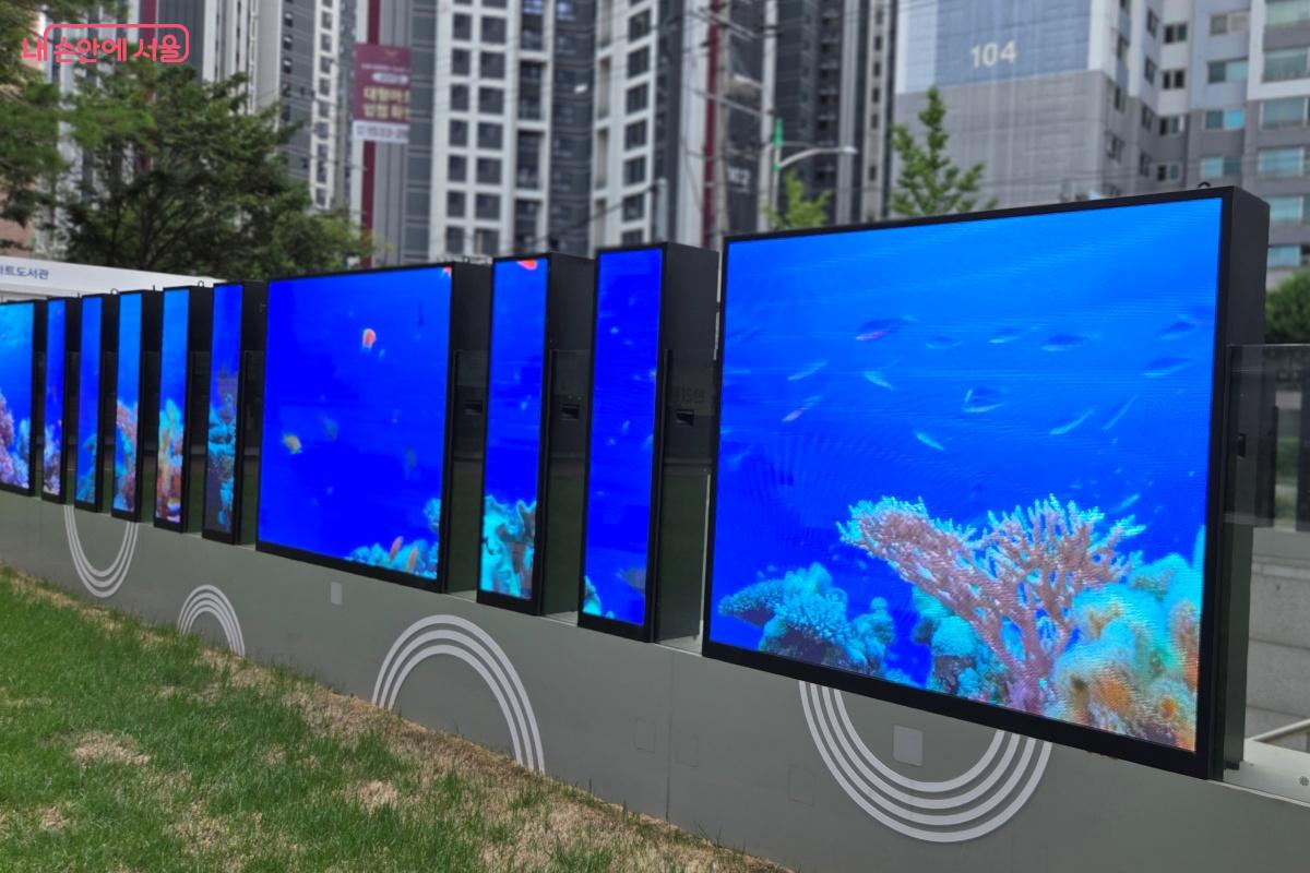 도봉구청사 앞 광장에 설치된 미디어폴 &copy;김미선