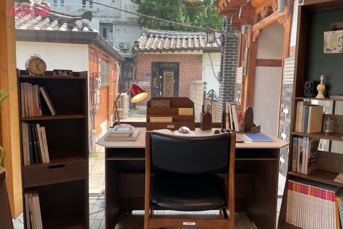입구 옆에 비치된 첫 번째 서재 ©정우제 