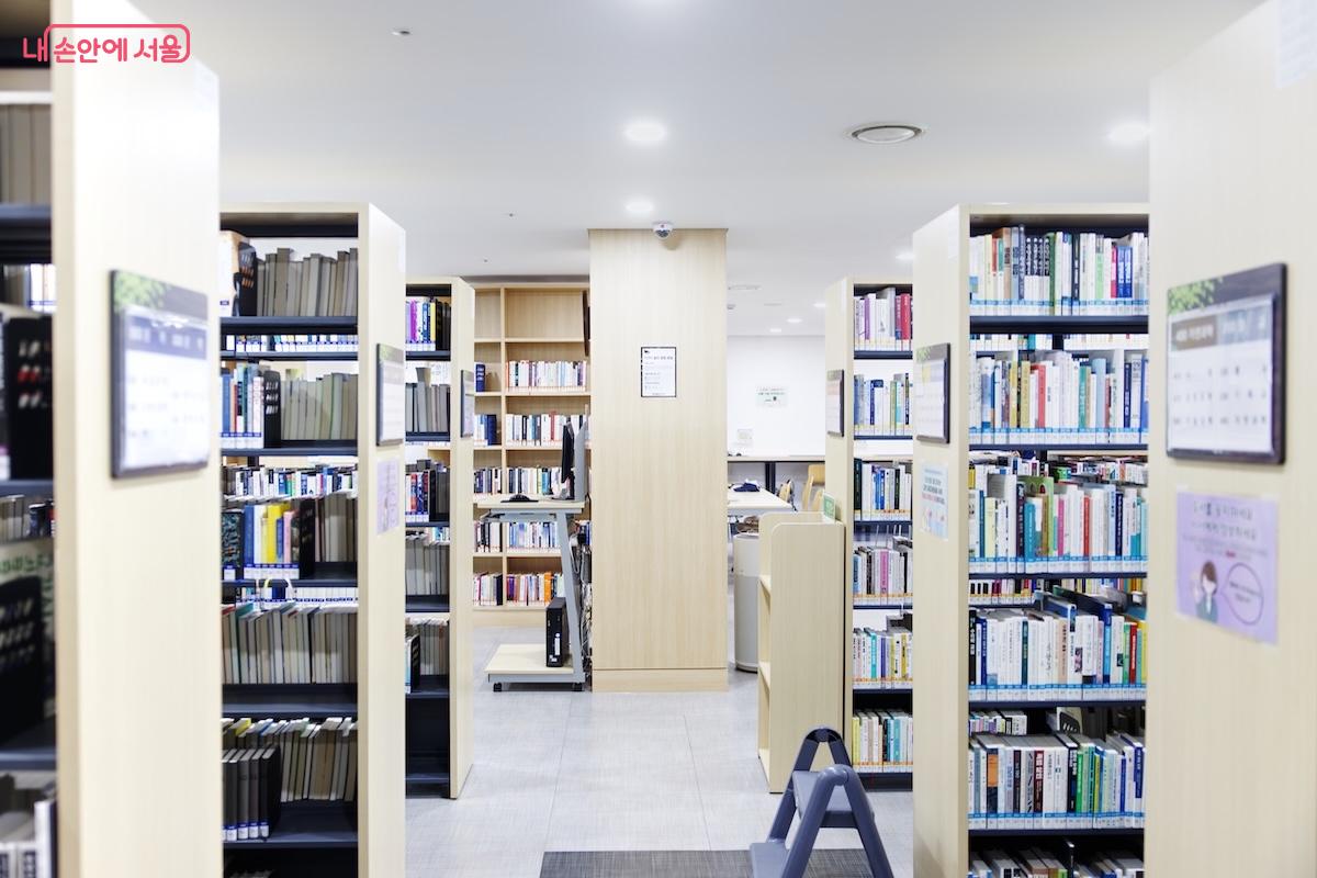 일반적인 도서관과 비슷한 형태로 누구나 이용이 가능한 도서관이다. &copy;임중빈 