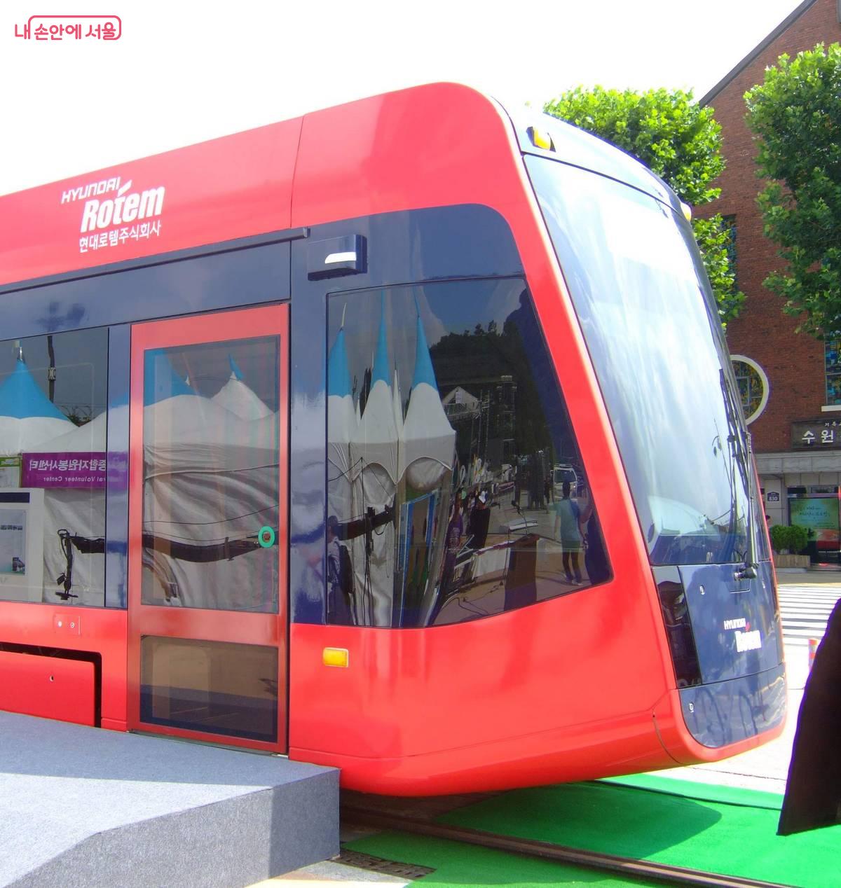 트램 차량 바깥에 달린 문 열림 버튼(녹색) 사례 ©한우진