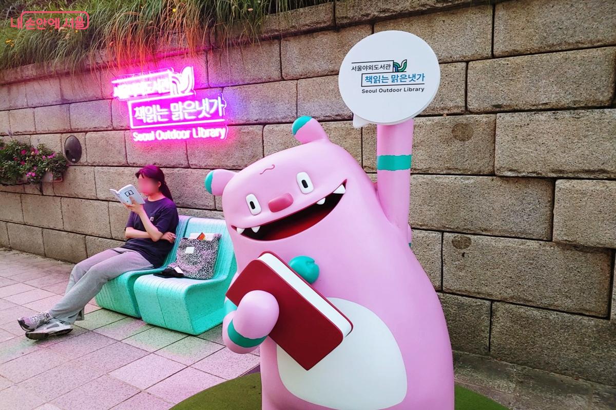 서울야외도서관 '책읽는 맑은냇가'에서 독서삼매경 중인 시민 &copy;김병규