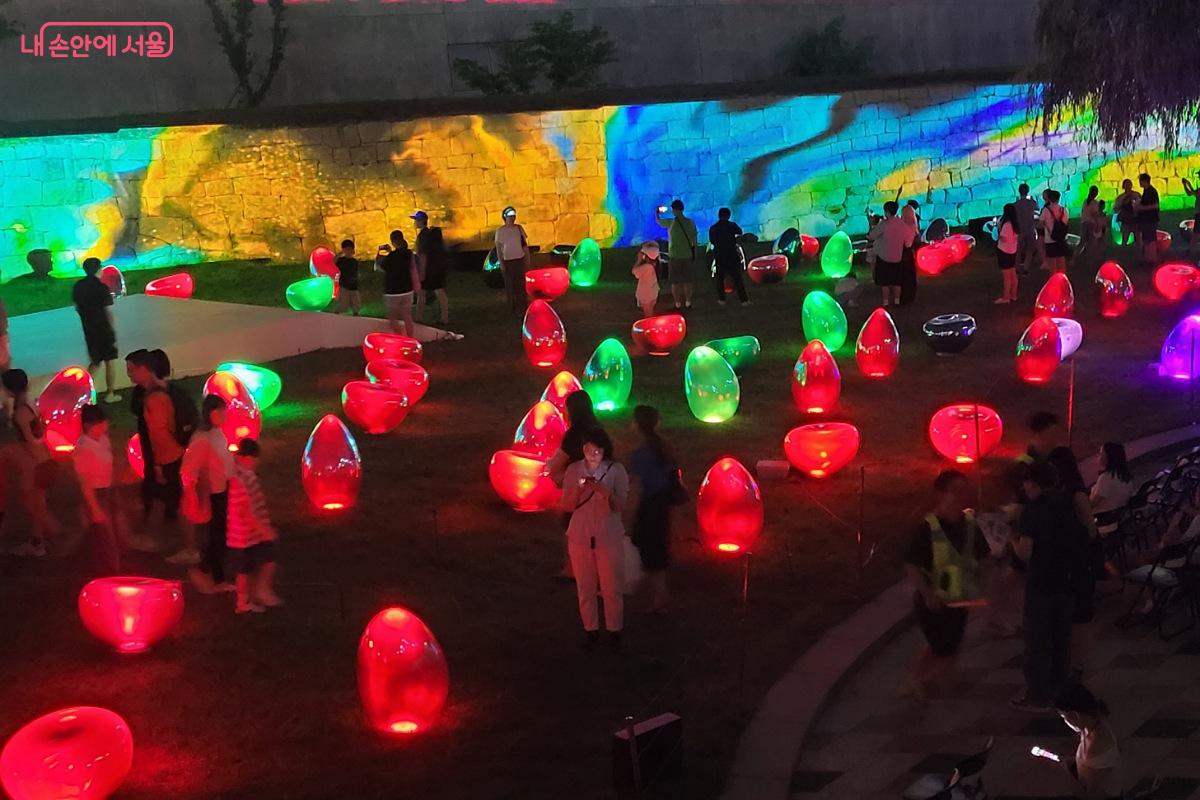 메인 콘텐츠 ‘Light Drops’와 한양도성 미디어파사드 ‘Fluid Memory’ 및 레이저 아트 ‘Beam Trace’ ©박미선