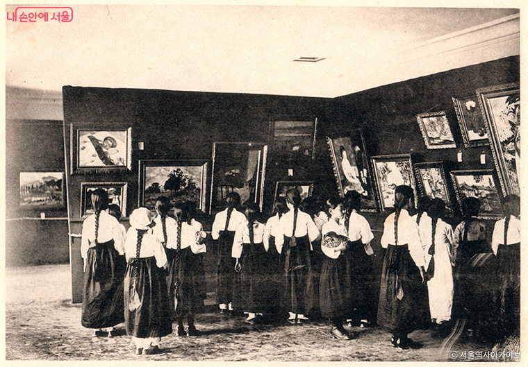 1923년 6월 개최된 제2회 조선미술전람회 관람 사진. 장소는 영락정(저동)에 자리한 상품진열관. 