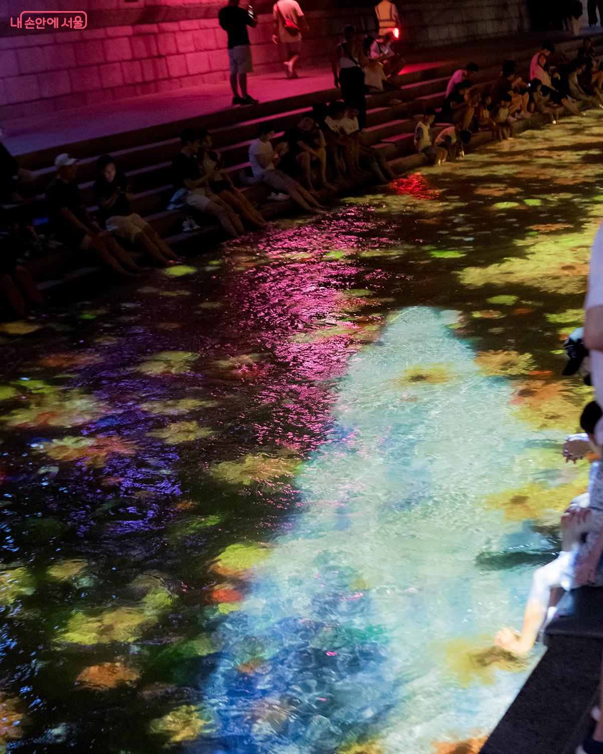 청계천 광교 아래 빛나는 미디어아트 &copy;최승훈