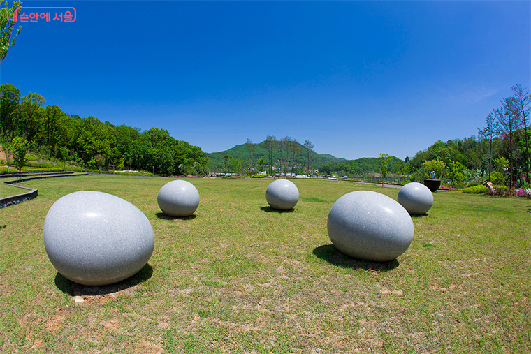 ‘서울추모공원’은 외부에서 보면 건물보다는 마치 드넓은 공원이 펼쳐진 것처럼 보인다.