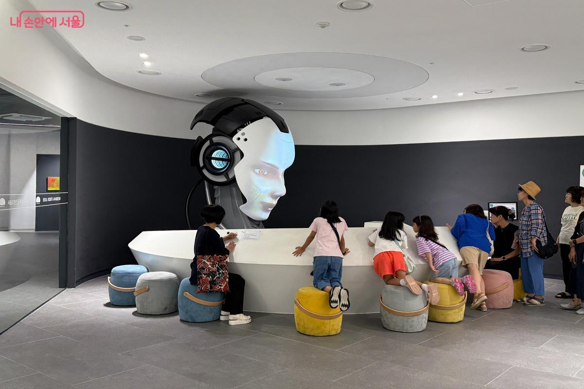 사전 예약 없이 만날 수 있는 로봇 ©이미현