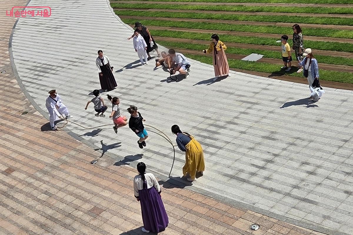 시민들이 함께 즐긴 광복 해방 퍼포먼스 ©김미선