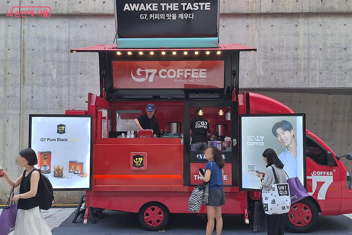 푸드트럭에서 커피와 음료수를 즐기며 휴식을 즐기고 있는 시민들의 모습 ©정향선