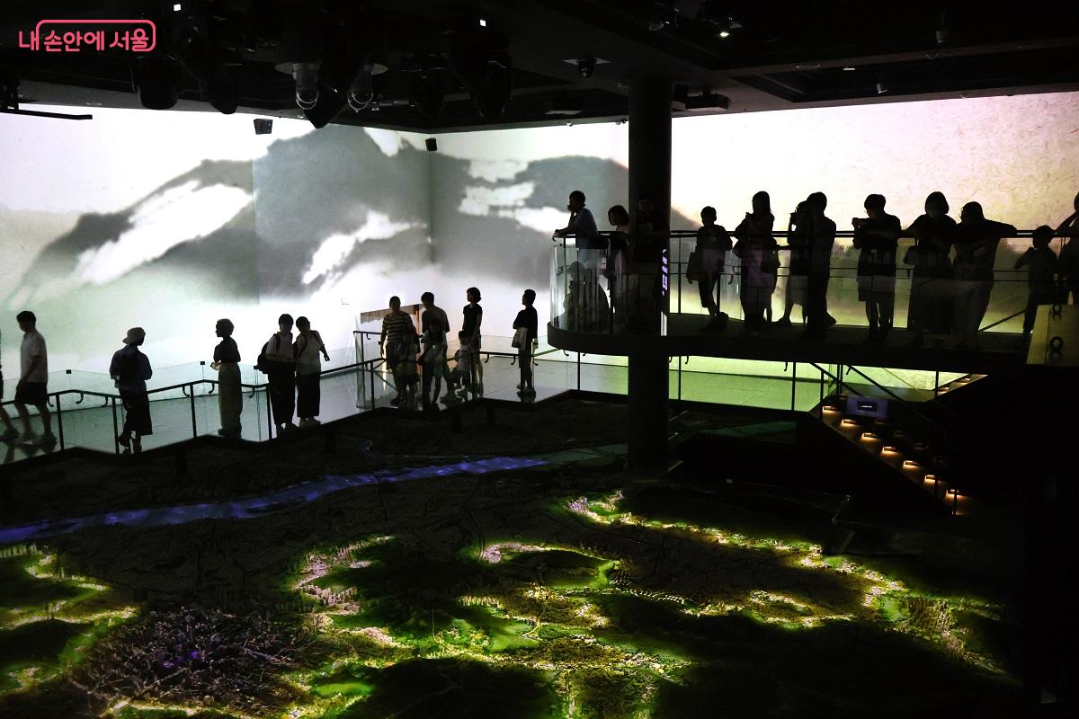 영상에서 서울 주변의 산들이 드라마틱하게 펼져졌다. ©이봉덕