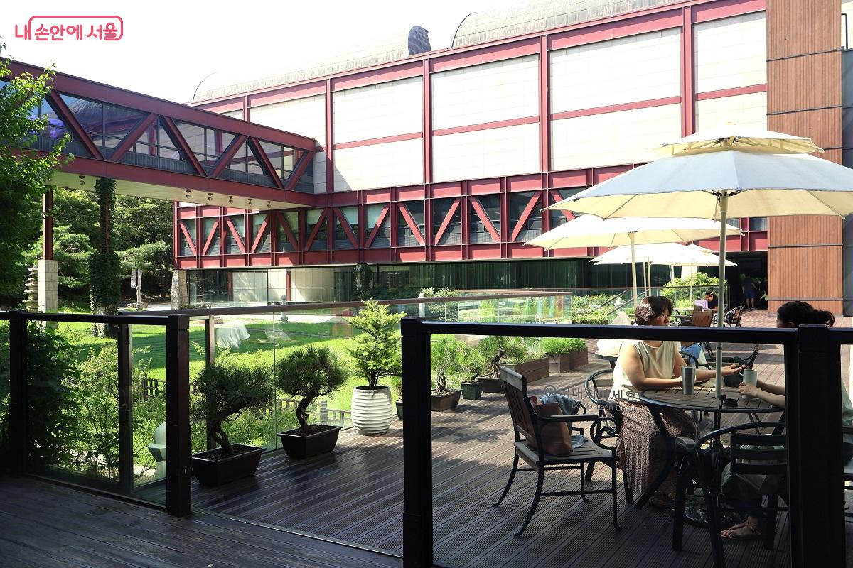 중정 휴게 공간에서 여유를 만끽하고 있는 관람객들 ©이봉덕