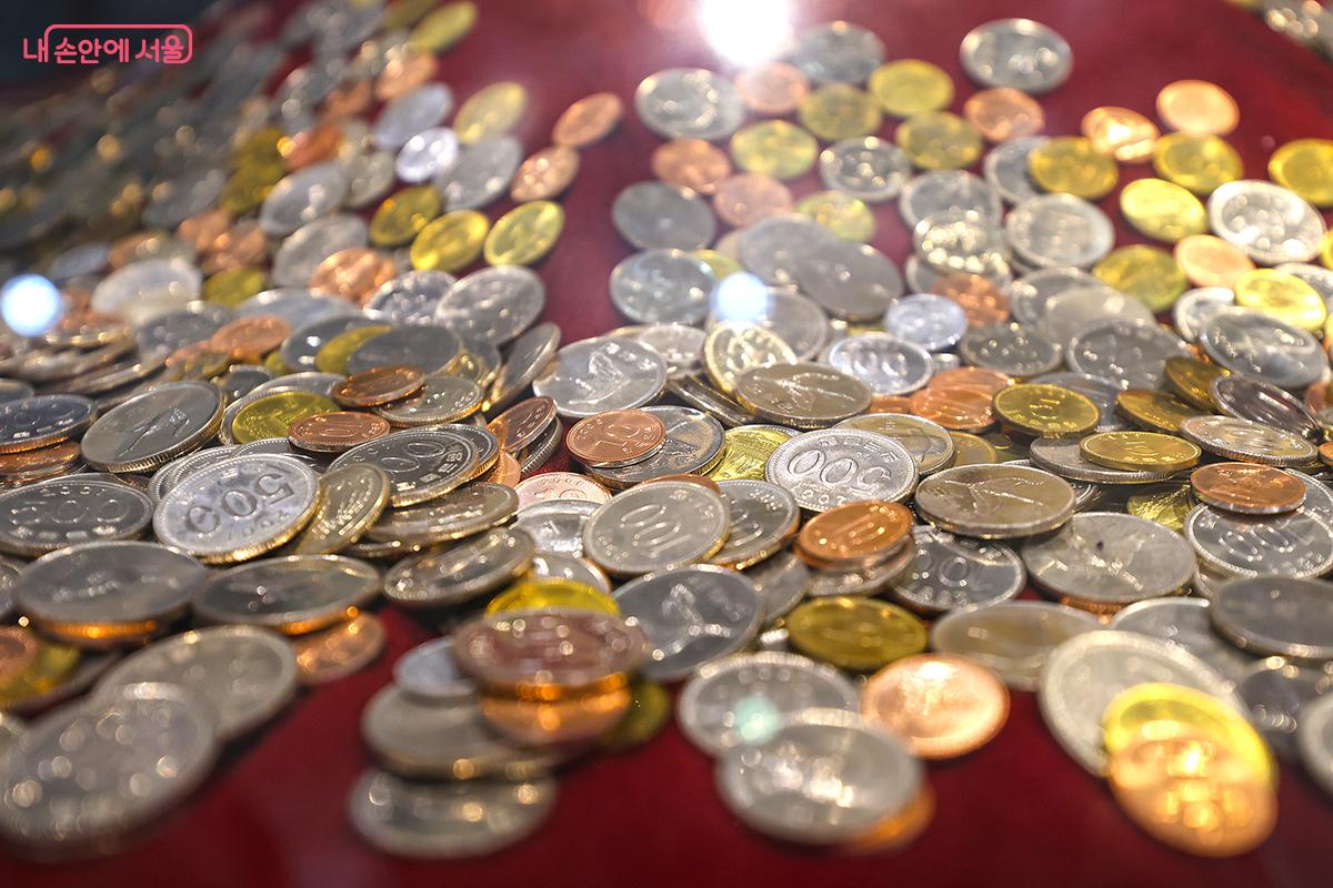 우리나라에서 발행한 6가지 동전으로 쌓은 피라미드 ©김주연