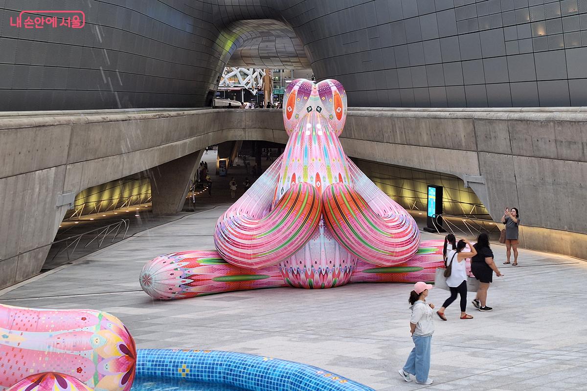 관객이 직접 참여해 완성하는 감각적 놀이의 퍼블릭 아트로 큰 호응을 얻었다. ©백승훈