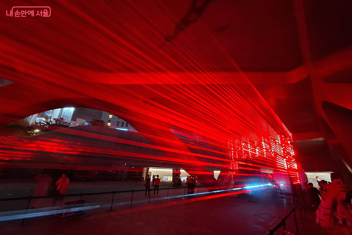 수평의 빛줄기가 연기와 바람에 반응하며 건축과 어우러지는 이 작품은, 관람객이 직접 걸어 들어가며 체험하는 ‘빛의 구조’를 구현한다. ©정향선