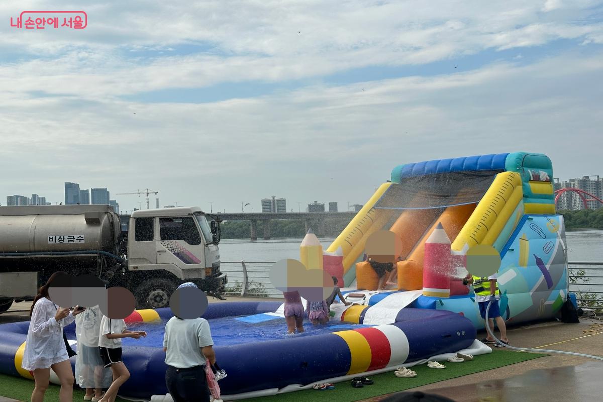 아이들이 신나게 물놀이를 즐겼다. &copy;강다영