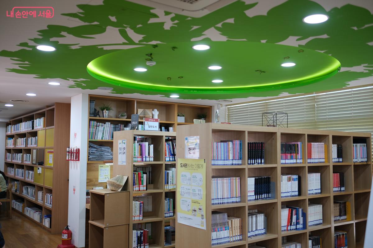 숲속 분위기를 느낄 수 있도록 만든 도서관 내부 ©박우영