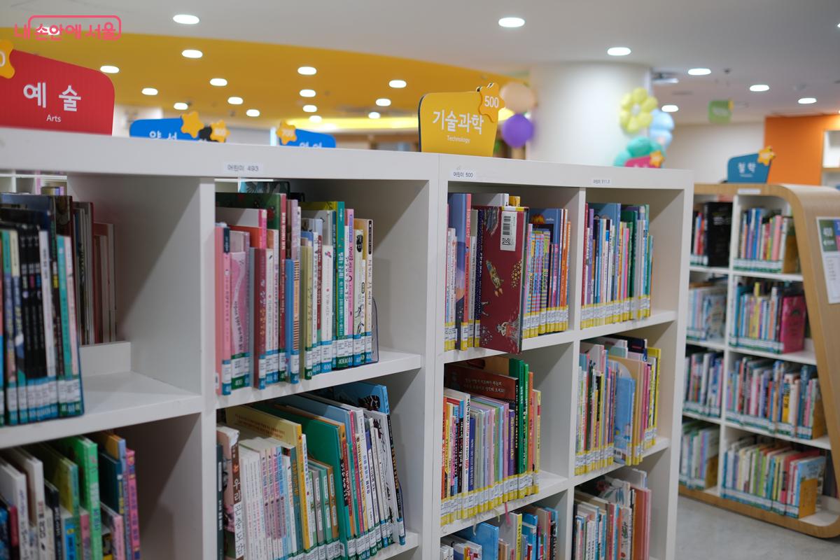 어린이 도서들도 장르별로 잘 구분되어 있다. ©박우영
