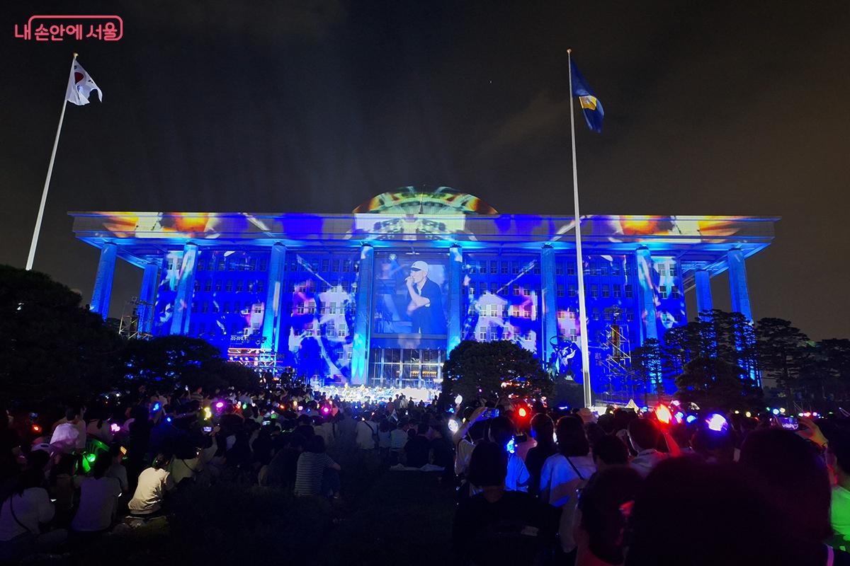 힙합 뮤지션 '다이나믹 듀오'의 경쾌한 음악과 광화문을 소재로 한 미디어파사드 배경이 잘 어울린다. ©정향선