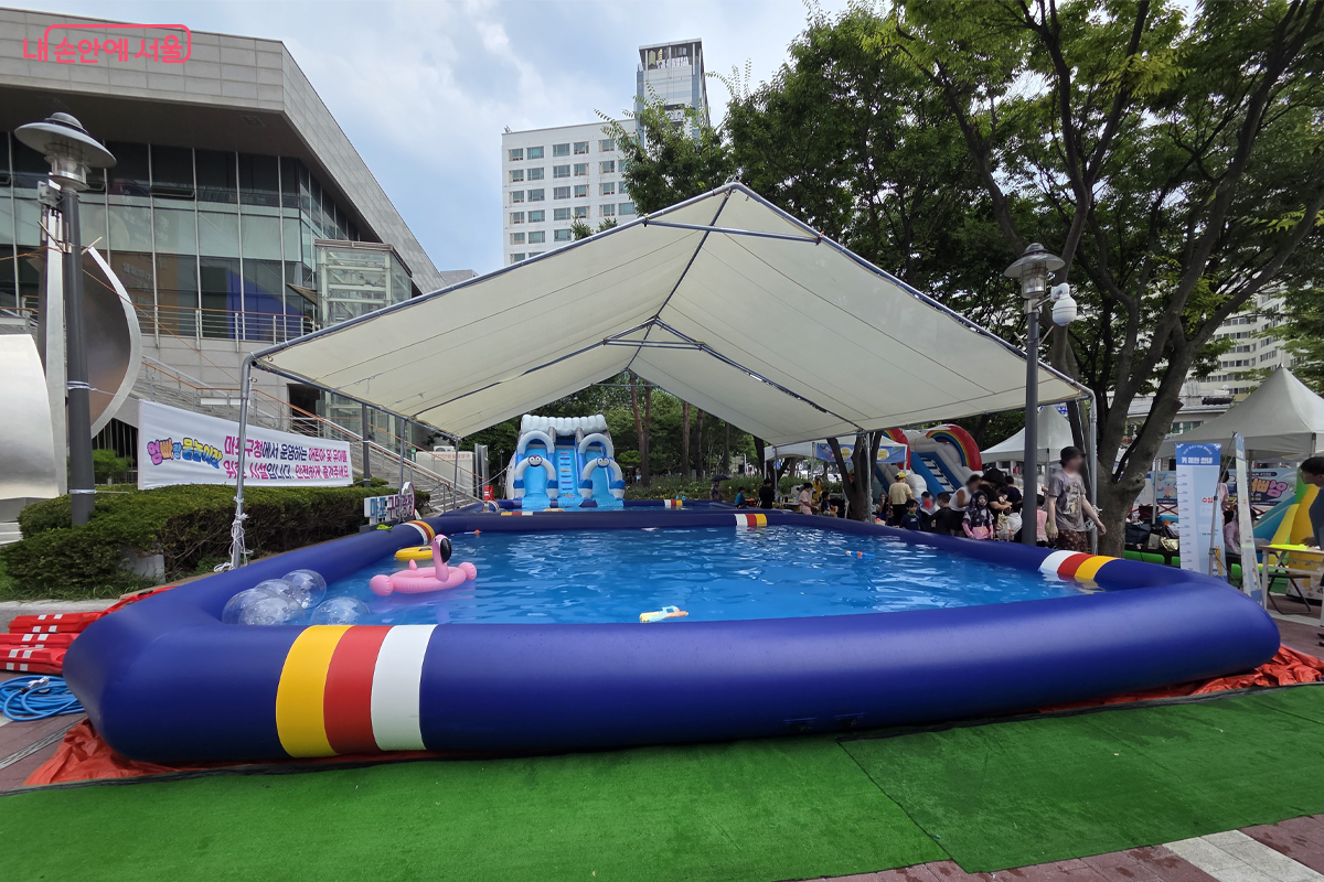 에어수영장에서 워터슬라이드를 타며 즐거워 하는 아이들 &copy;장미화