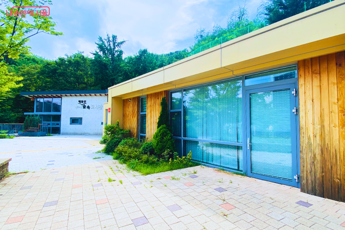 숲속에 자리한 매봉산숲속도서관 ©양정화