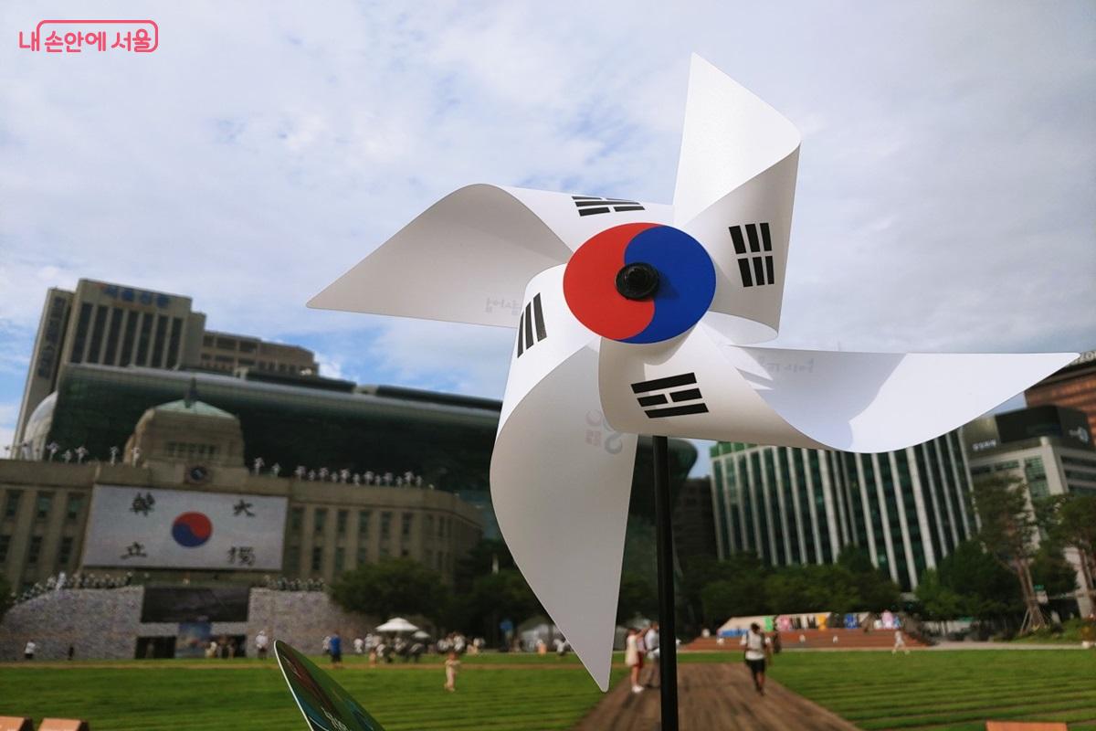 직접 만든 태극기 바람개비 ©김병규