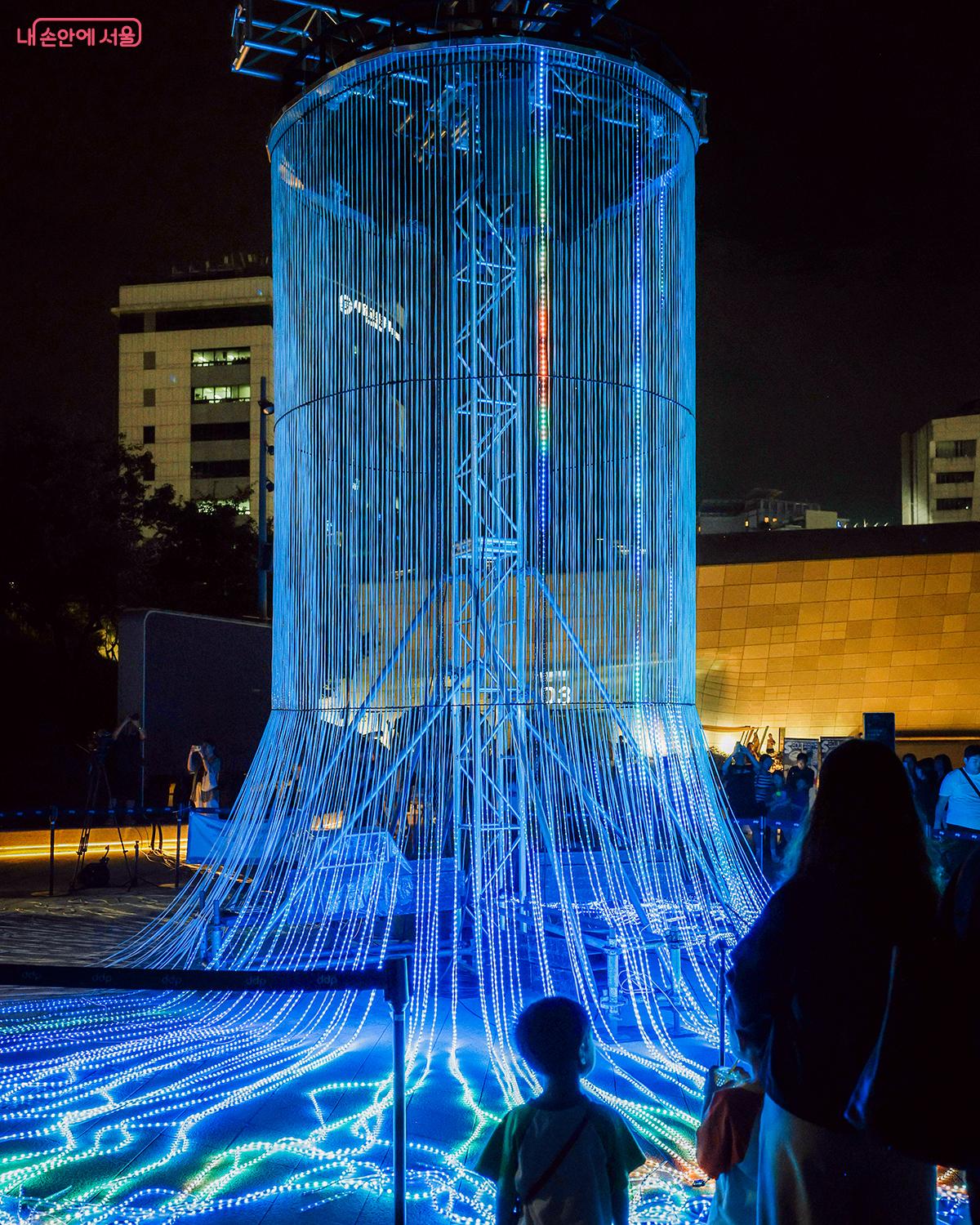 크사베리 컴퓨터리(Ksawery Komputery)의 미디어 아트(라이팅 인스톨레이션) 작품, 'Flux' ⓒ김아름