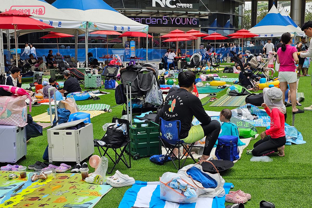 물놀이장을 찾은 시민들은 돗자리에 앉아 이야기를 나누거나 휴식을 취하며 도심속의 피서를 즐겼다. ©이혜숙