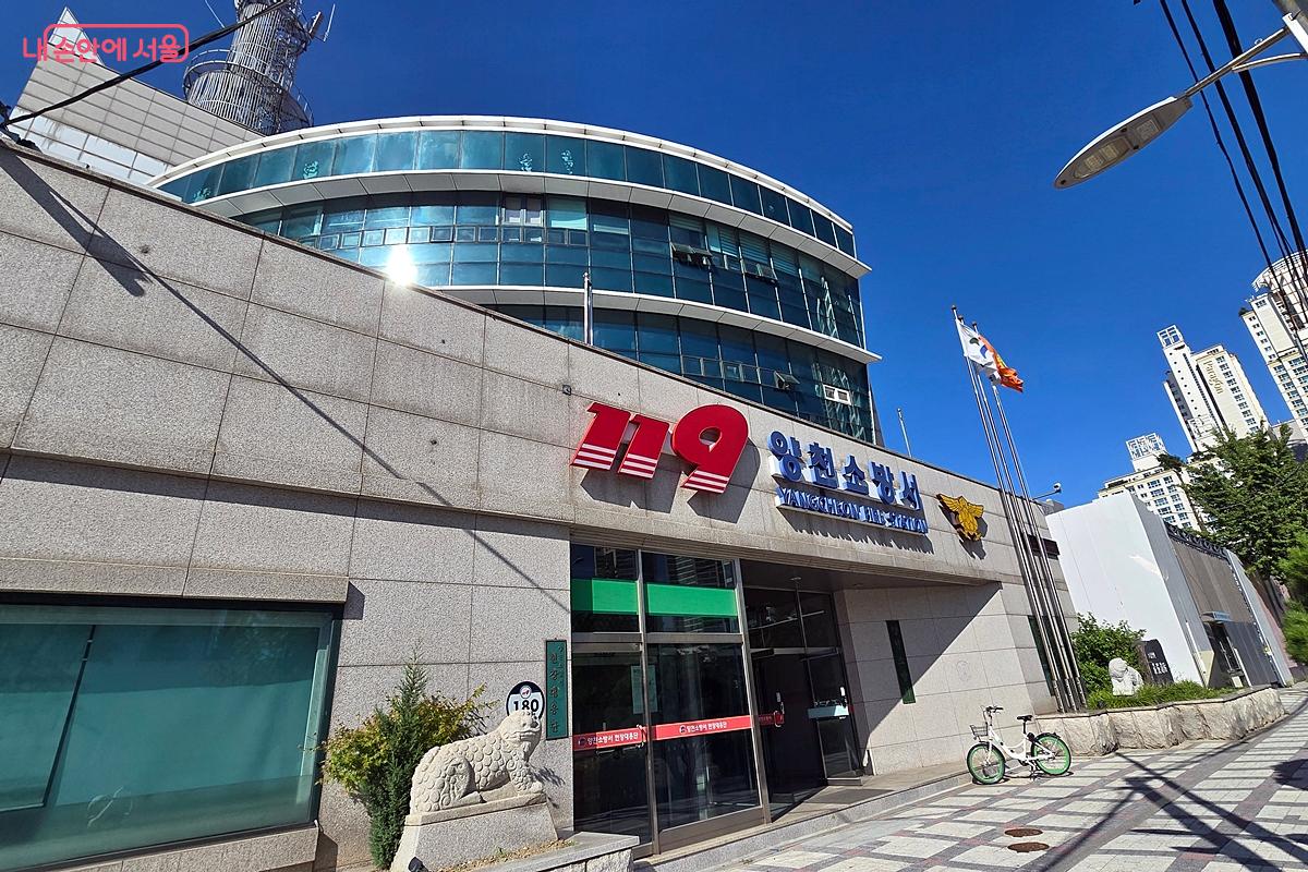 최근 지하 주차장 화재를 빠르게 진화해 화제가 된 정창하 씨를 양천소방서에서 만났다. ⓒ김윤경