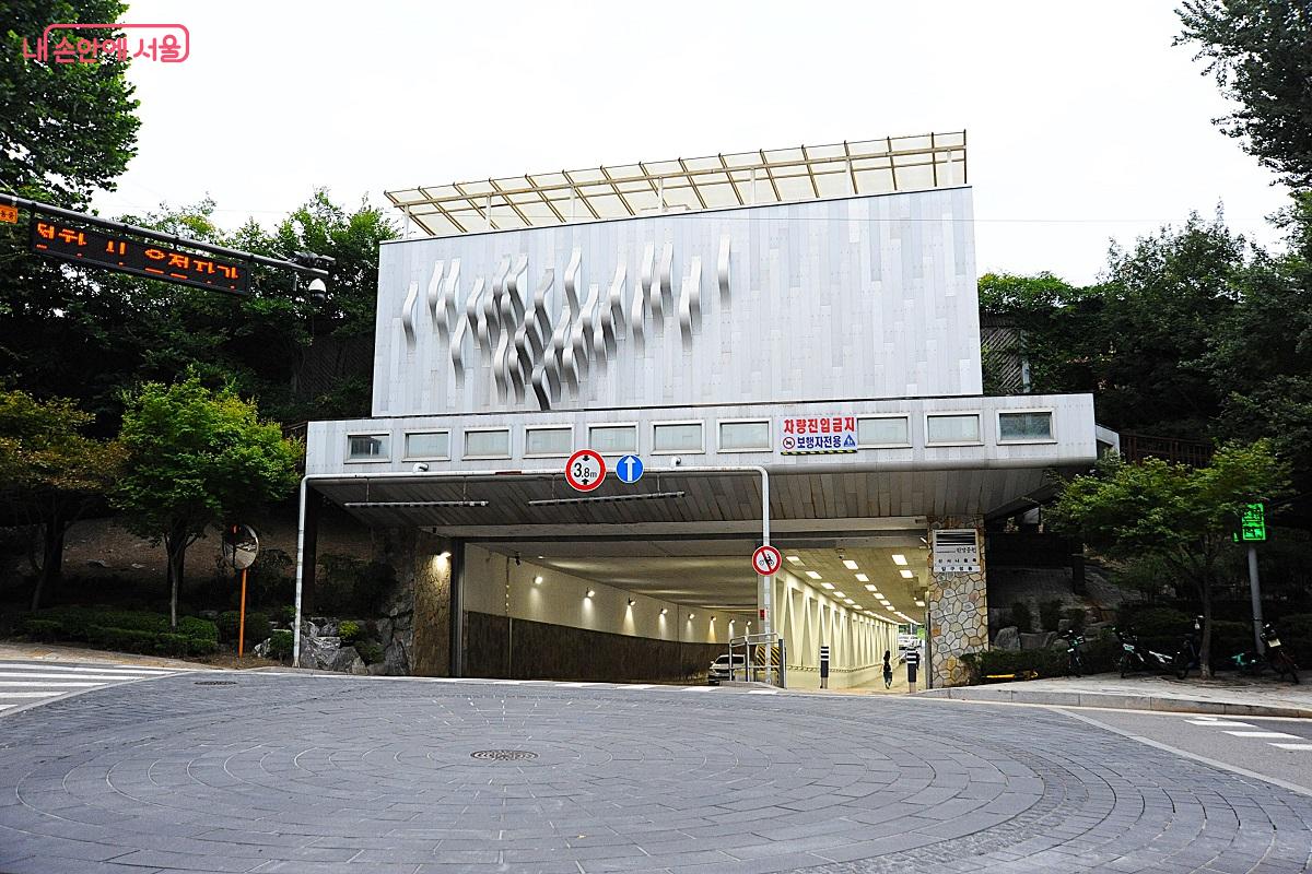 압구정 선착장 접근이 용이한 신사나들목 ©조수봉