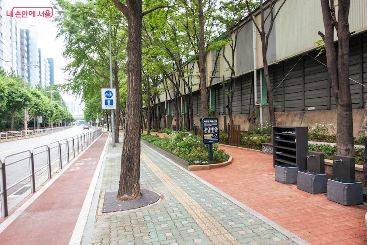 석계치유정원과 바로 옆 자전거길의 모습 &copy;이진형