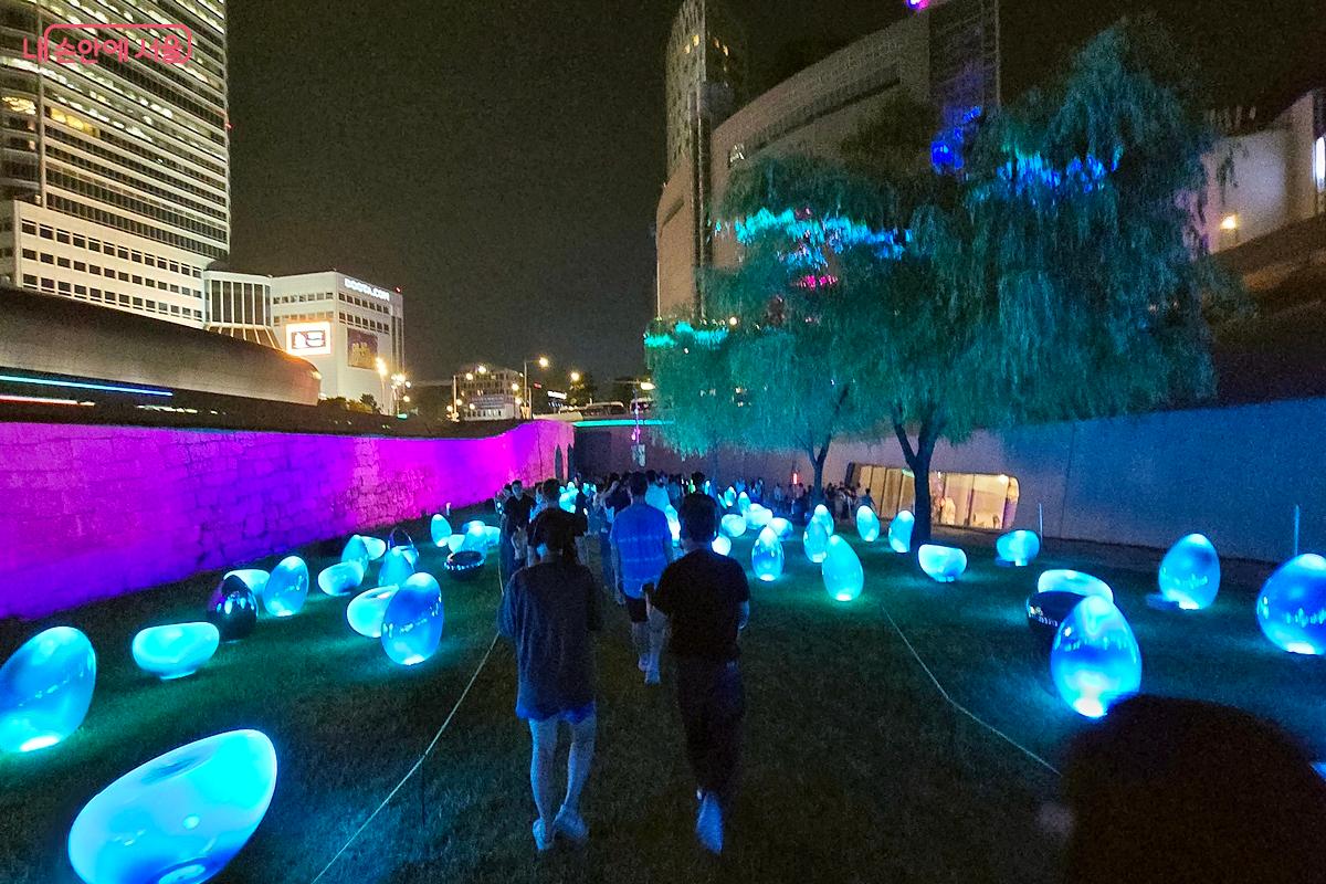 과거에 물이 흐르던 곳을 산책해 보며 의미를 되새겨 보자. ⓒ김윤경